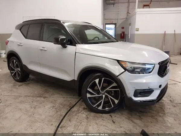 YV4162UM7L2206675 2020 VOLVO XC40 - Image 1