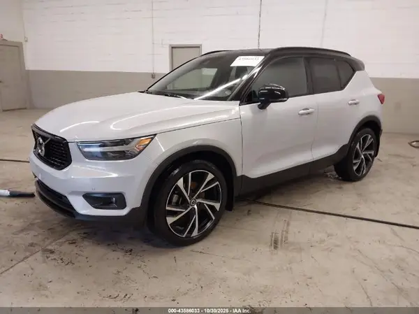 YV4162UM7L2206675 2020 VOLVO XC40 - Image 2