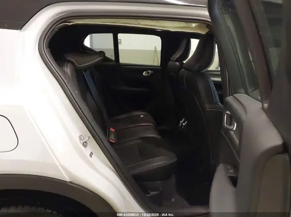 YV4162UM7L2206675 2020 VOLVO XC40 - Image 8