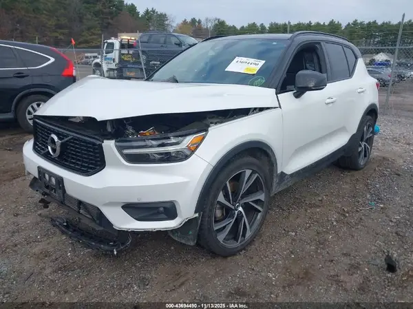 YV4162UM7L2227655 2020 VOLVO XC40 - Image 2