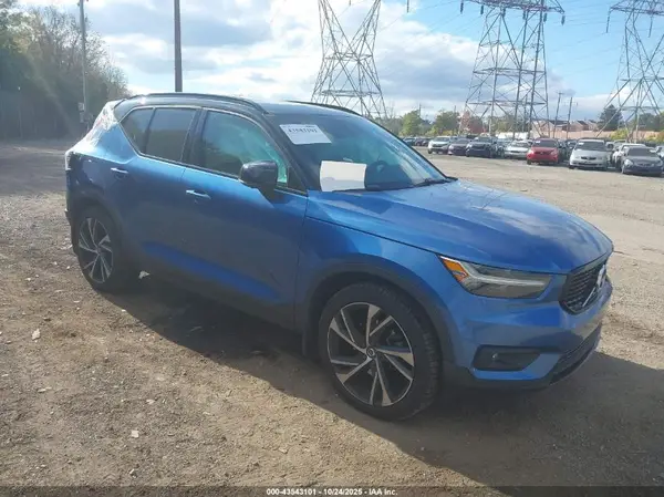 YV4162UM7L2319056 2020 VOLVO XC40 - Image 1