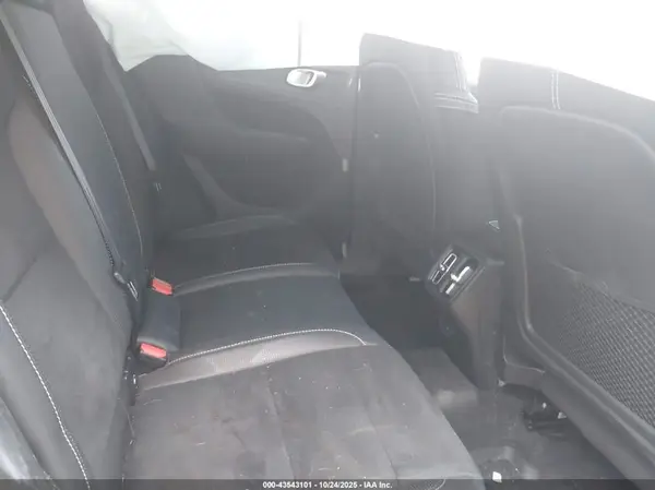 YV4162UM7L2319056 2020 VOLVO XC40 - Image 8