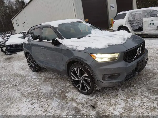 YV4162UM7M2442129 2021 VOLVO XC40 - Image 1