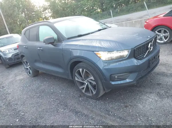YV4162UM7N2642168 2022 VOLVO XC40 - Image 1