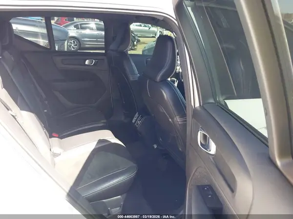 YV4162UM8K2056753 2019 VOLVO XC40 - Image 8