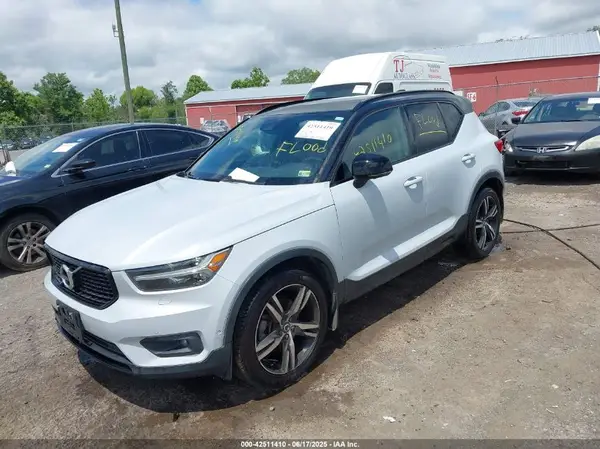 YV4162UM8M2467055 2021 VOLVO XC40 - Image 2