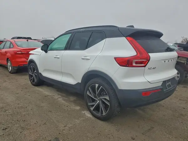 YV4162UM8M2496569 2021 VOLVO XC40 - Image 2