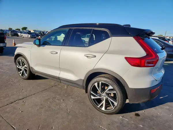 YV4162UM8M2499388 2021 VOLVO XC40 - Image 2