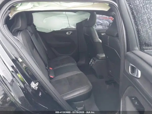 YV4162UM8M2537184 2021 VOLVO XC40 - Image 8
