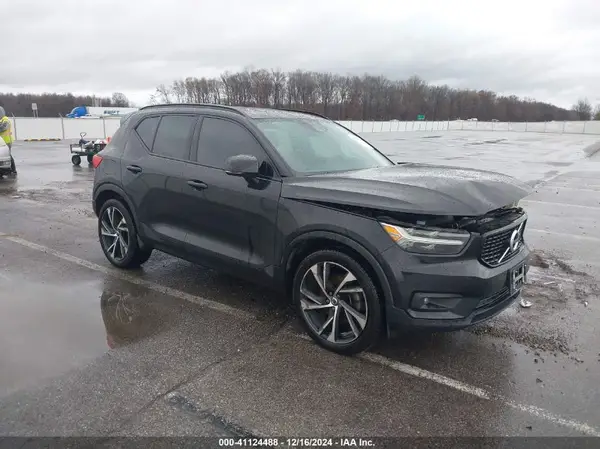 YV4162UM8M2563672 2021 VOLVO XC40 - Image 1