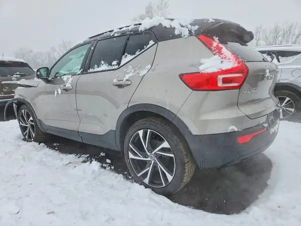 YV4162UM8N2648996 2022 VOLVO XC40 - Image 2