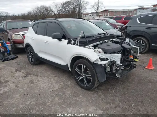 YV4162UM9K2068037 2019 VOLVO XC40 - Image 1