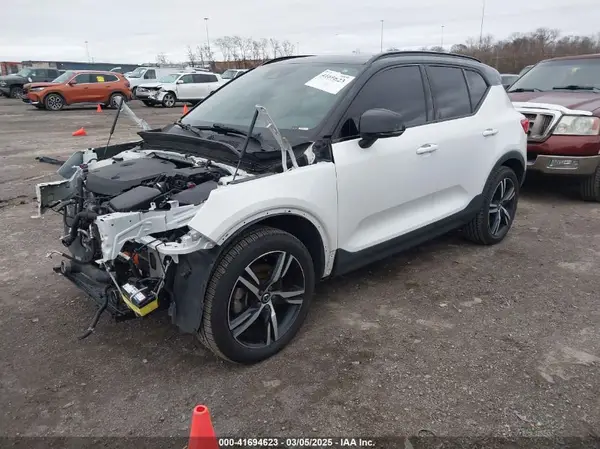 YV4162UM9K2068037 2019 VOLVO XC40 - Image 2