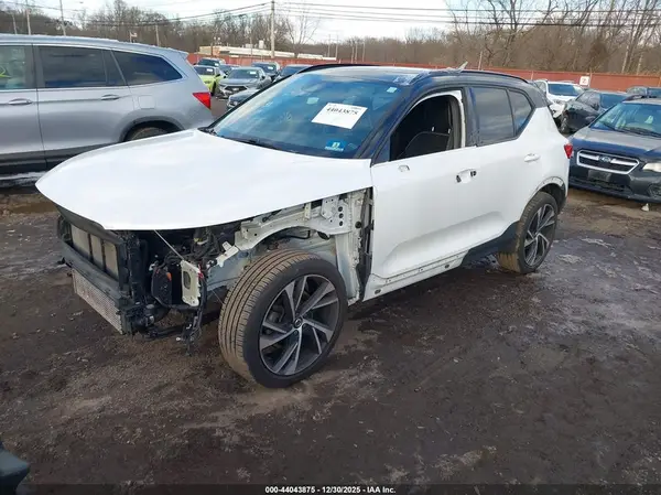YV4162UM9L2298033 2020 VOLVO XC40 - Image 2