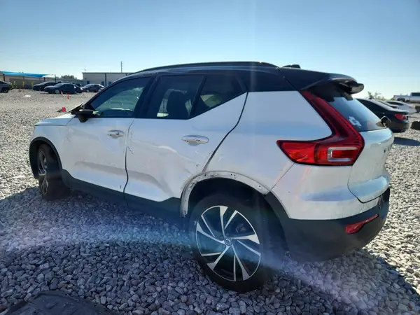 YV4162UM9M2553572 2021 VOLVO XC40 - Image 2