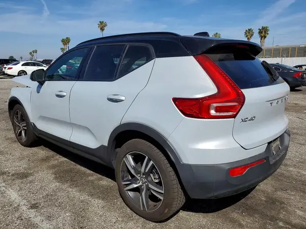 YV4162UM9M2562529 2021 VOLVO XC40 - Image 2