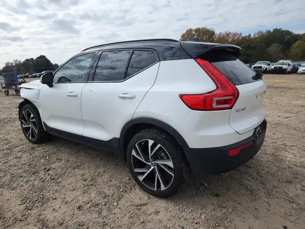 YV4162UM9M2562790 2021 VOLVO XC40 - Image 2