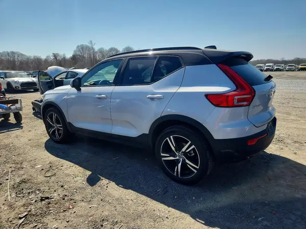 YV4162UM9M2563034 2021 VOLVO XC40 - Image 2
