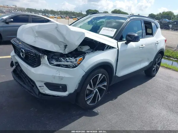 YV4162UM9M2574907 2021 VOLVO XC40 - Image 2