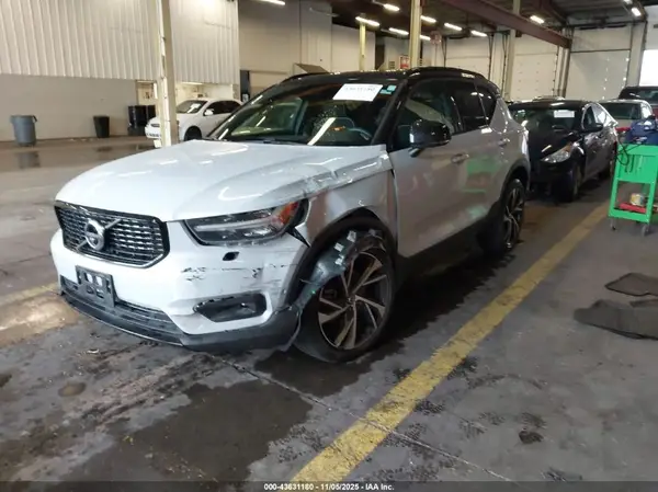 YV4162UM9M2608943 2021 VOLVO XC40 - Image 2