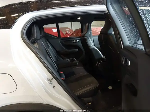 YV4162UM9M2608943 2021 VOLVO XC40 - Image 8