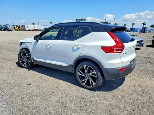 YV4162UM9N2642768 2022 VOLVO XC40 - Image 2