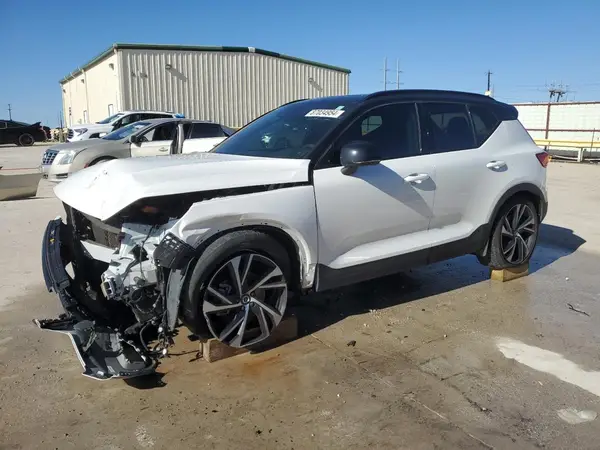 YV4162UM9N2722040 2022 VOLVO XC40 - Image 1