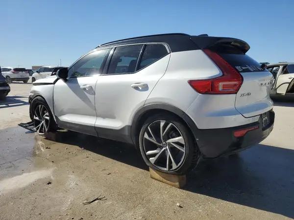 YV4162UM9N2722040 2022 VOLVO XC40 - Image 2