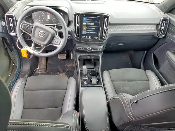 YV4162UM9N2725083 2022 VOLVO XC40 - Image 8
