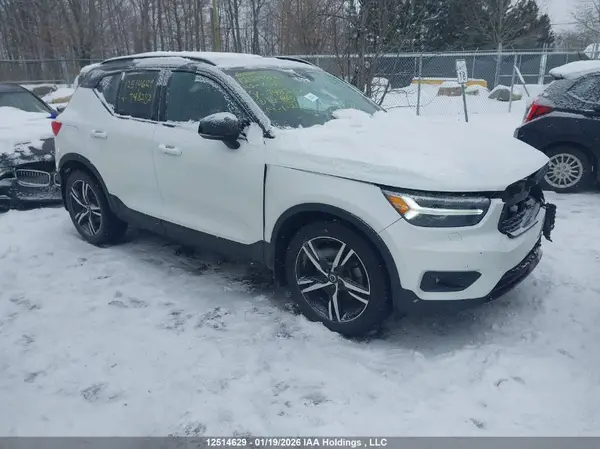 YV4162UM9N2748282 2022 VOLVO XC40 - Image 1