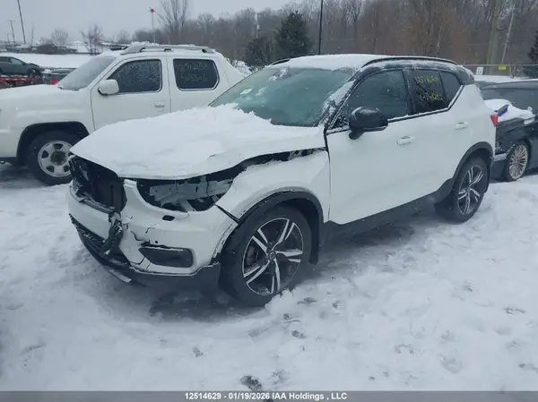 YV4162UM9N2748282 2022 VOLVO XC40 - Image 2