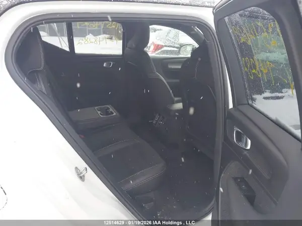 YV4162UM9N2748282 2022 VOLVO XC40 - Image 8