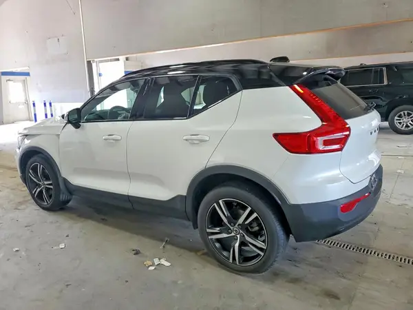 YV4162UM9N2790841 2022 VOLVO XC40 - Image 2