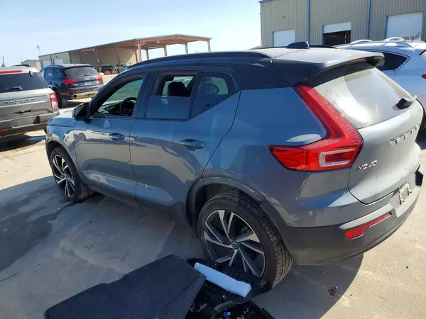 YV4162UM9N2791102 2022 VOLVO XC40 - Image 2