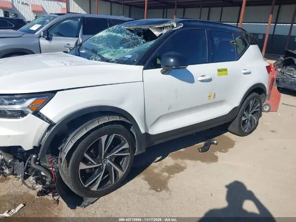 YV4162UMXM2437877 2021 VOLVO XC40 - Image 2