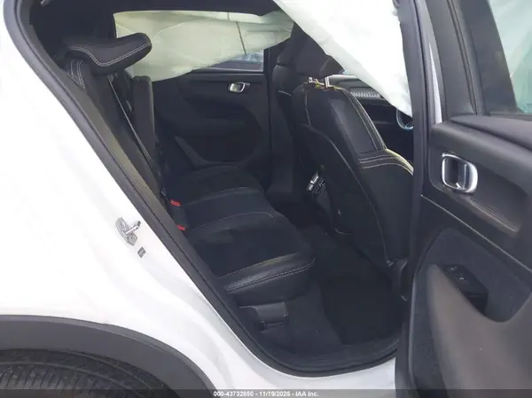 YV4162UMXM2572423 2021 VOLVO XC40 - Image 8