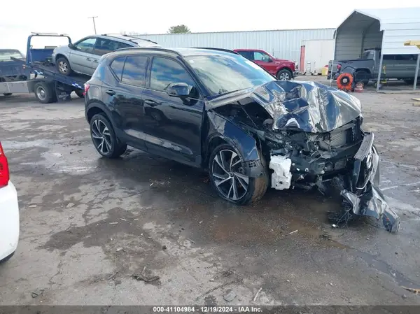 YV4162UMXN2649261 2022 VOLVO XC40 - Image 1