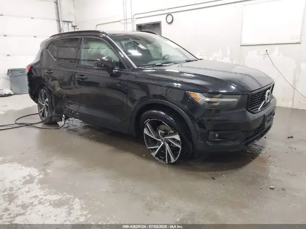 YV4162UMXN2735766 2022 VOLVO XC40 - Image 1