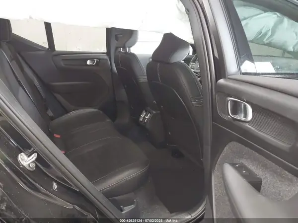 YV4162UMXN2735766 2022 VOLVO XC40 - Image 8