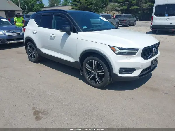 YV4162XZ0K2009109 VIN - 2019 VOLVO XC40 T5 MOMENTUM/T5 R-DESIGN