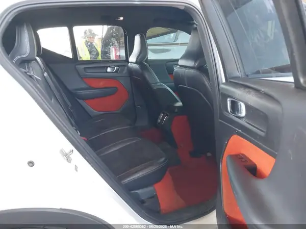 YV4162XZ5K2016041 2019 VOLVO XC40 - Image 8