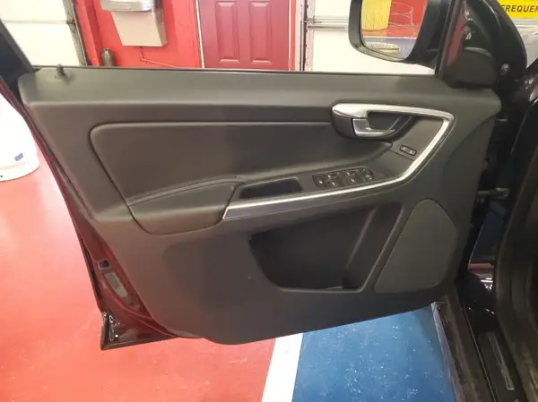 YV440MDJ2H2075601 2017 VOLVO XC60 - Image 2