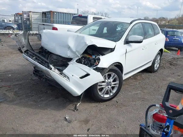 YV440MDJ7G2811446 2016 VOLVO XC60 - Image 2
