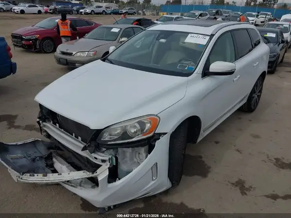 YV440MDK2G2832424 2016 VOLVO XC60 - Image 2