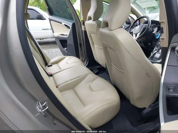 YV440MDK3G2921127 2016 VOLVO XC60 - Image 8