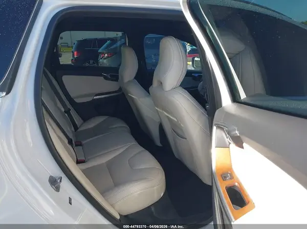 YV440MDK4G2896187 2016 VOLVO XC60 - Image 8