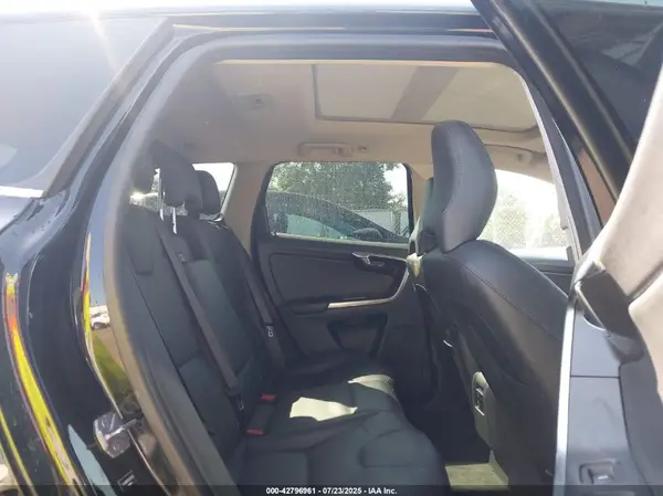YV440MDK8G2820035 2016 VOLVO XC60 - Image 8