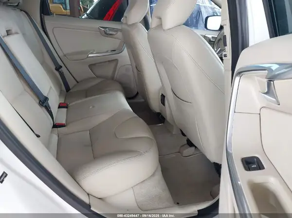 YV440MDKXG2782551 2016 VOLVO XC60 - Image 8