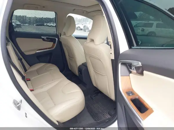 YV440MDU2H2101320 2017 VOLVO XC60 - Image 8