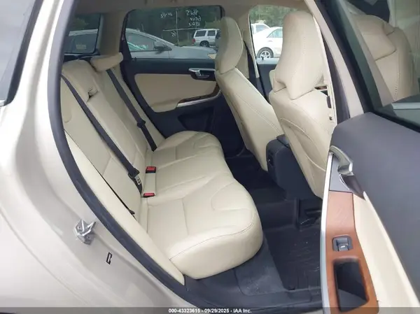 YV440MRU0H2010023 2017 VOLVO XC60 - Image 8